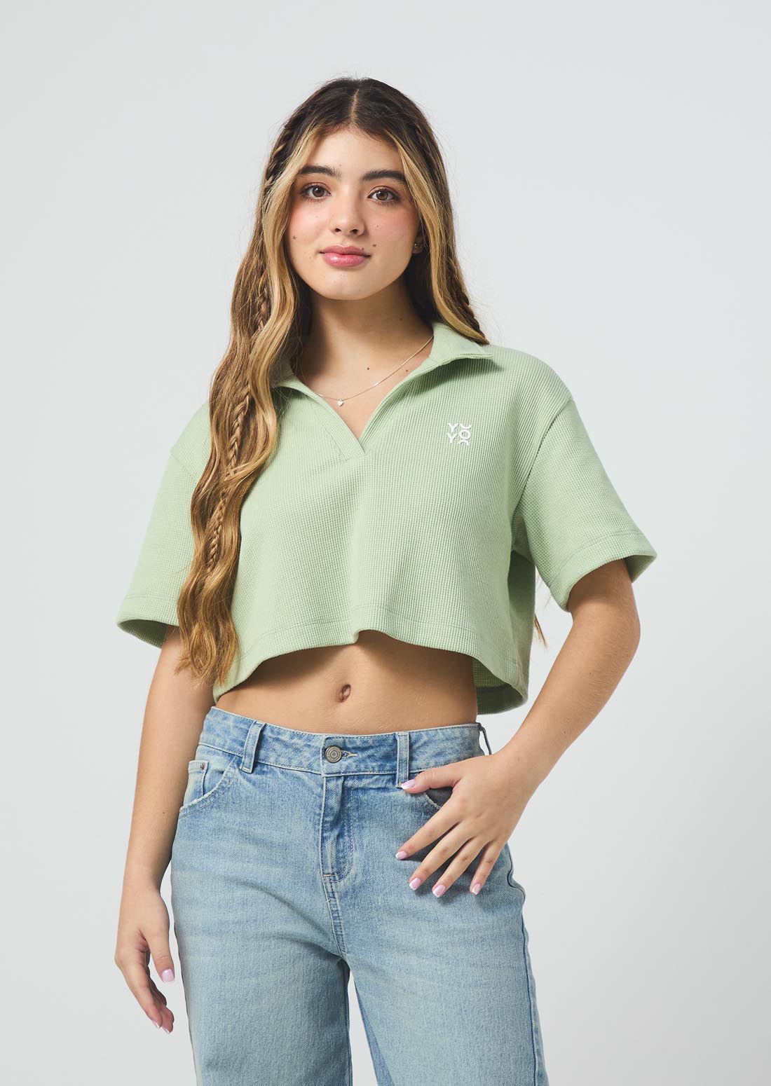 Camiseta pistacho tipo polo para jóvenes