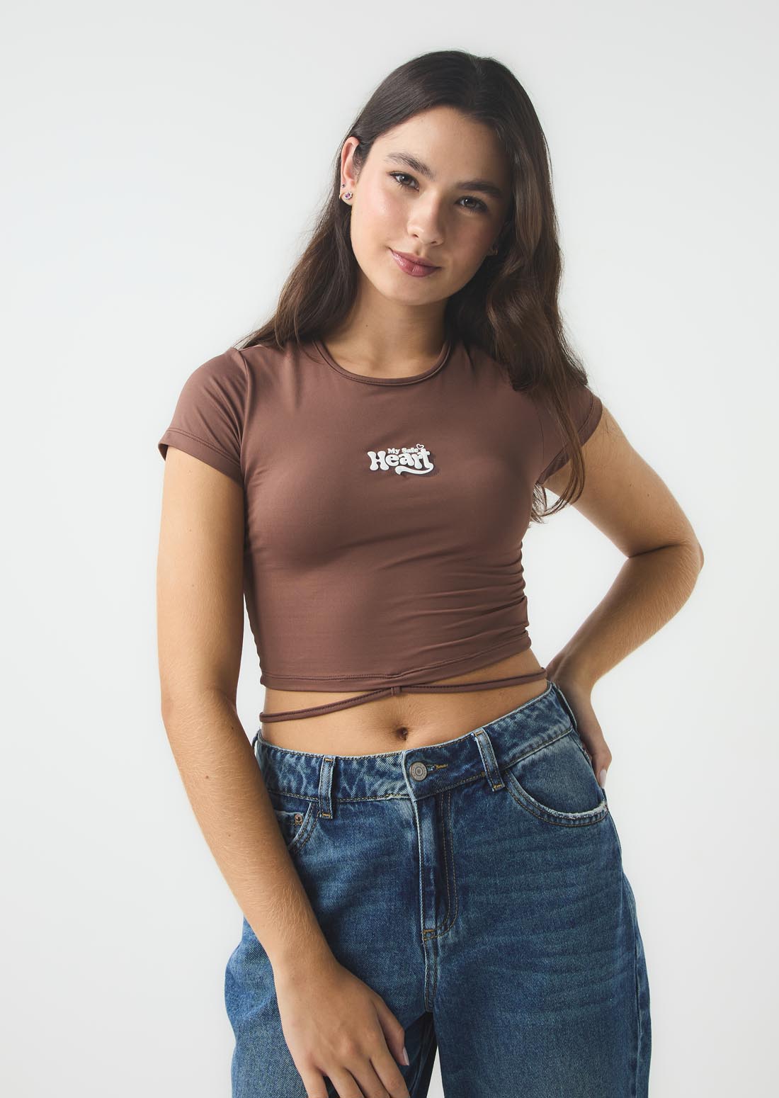 Camiseta chocolate con amarre en cintura para jóvenes