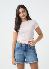 Camiseta rosa pastel con corte asimétrico para jóvenes