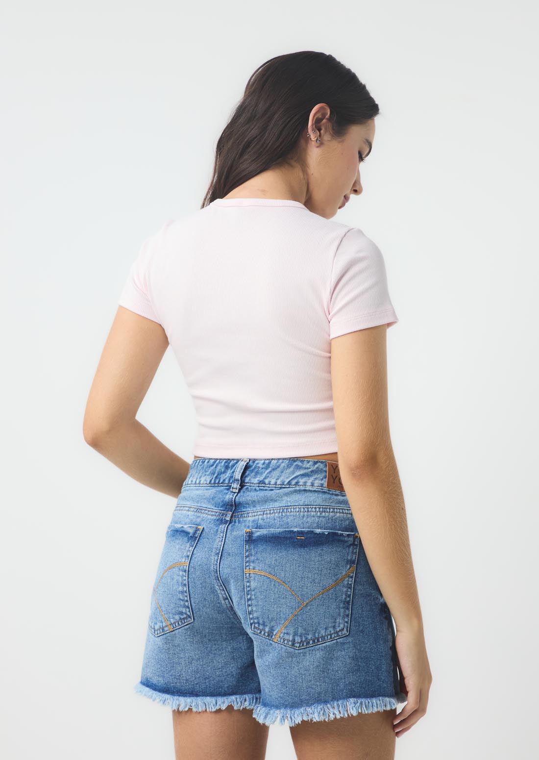 Camiseta rosa pastel con corte asimétrico para jóvenes