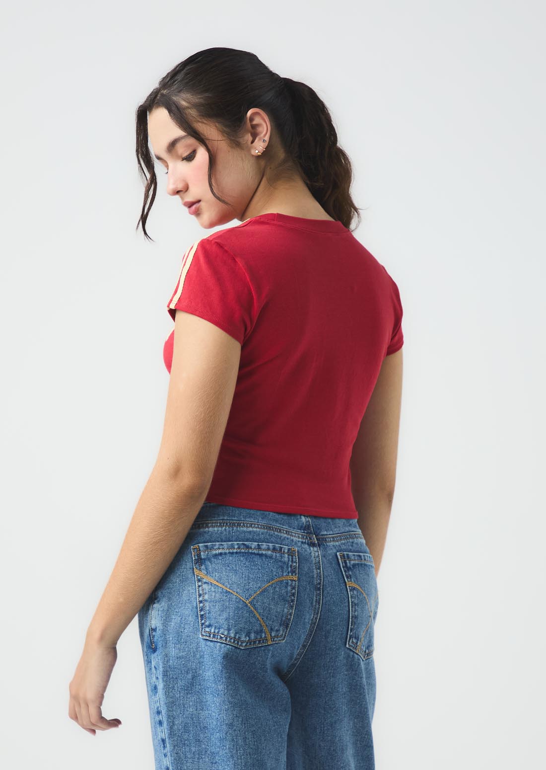 Camiseta roja estampada en frente para jóvenes