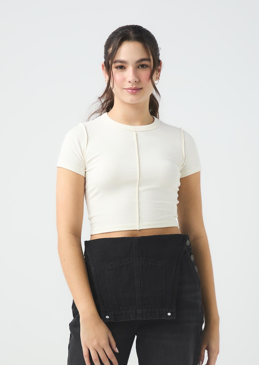 Camiseta blanca con costuras expuestas para jóvenes