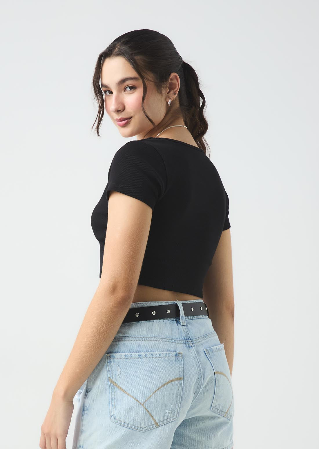 Camiseta negra con escote cruzado para jóvenes