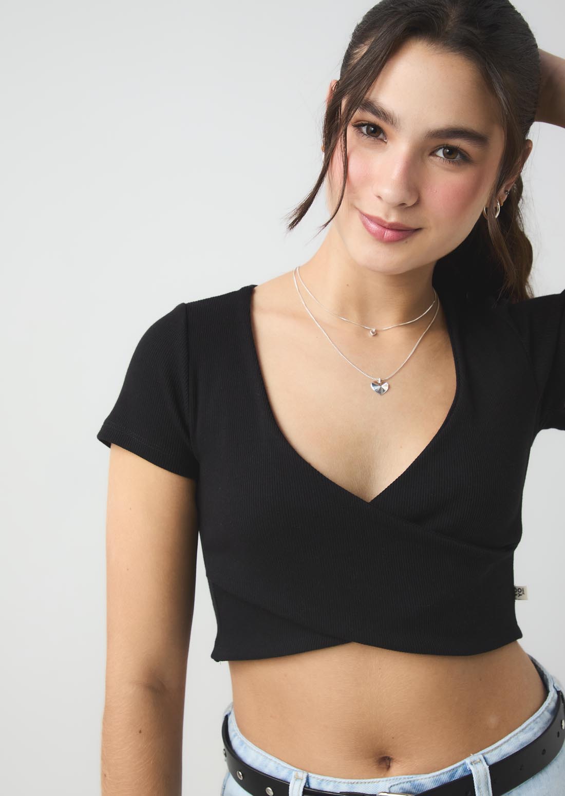 Camiseta negra con escote cruzado para jóvenes
