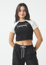 Camiseta negra con contraste en mangas para jóvenes