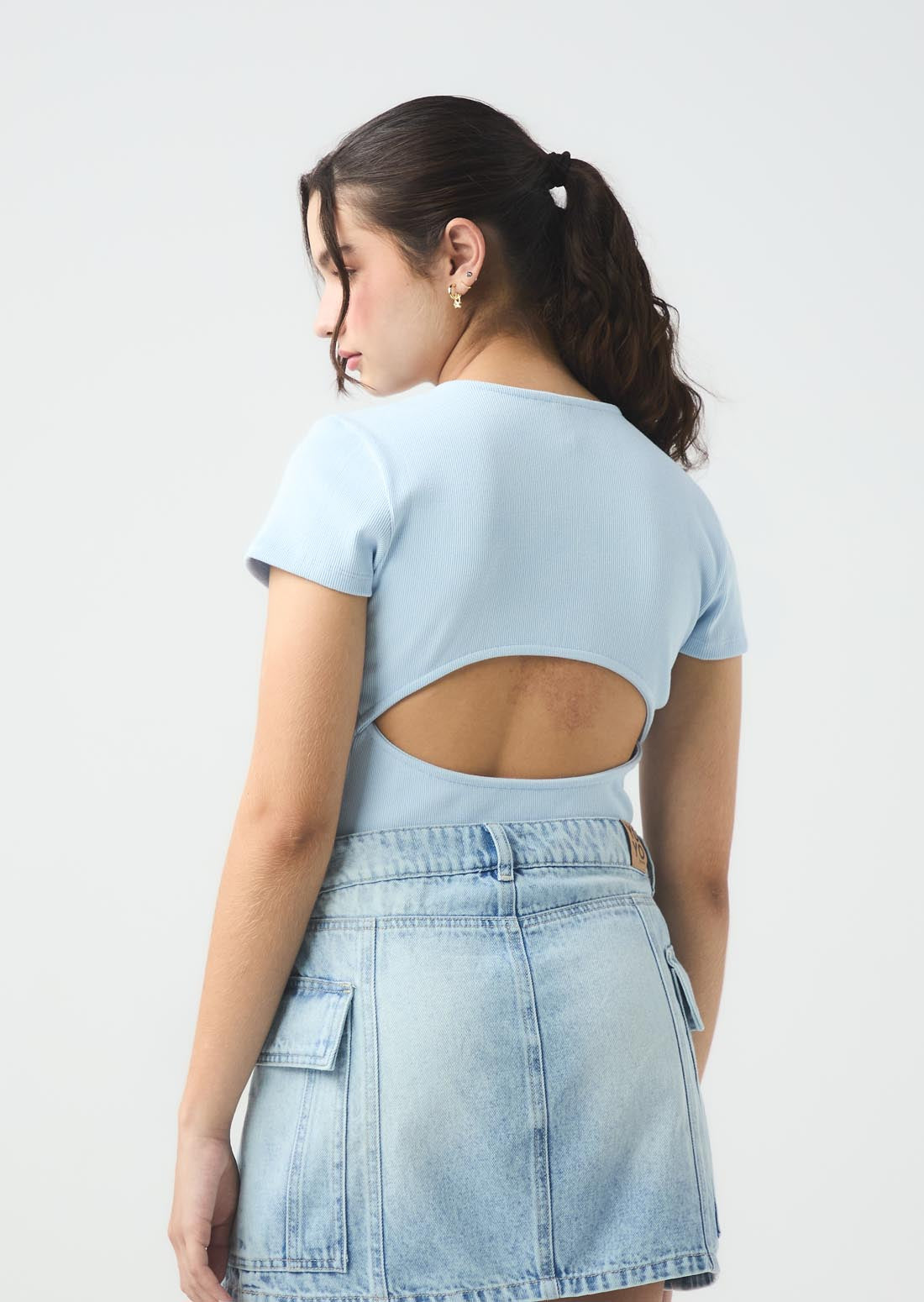 Camiseta azul claro con escote en espalda para jóvenes