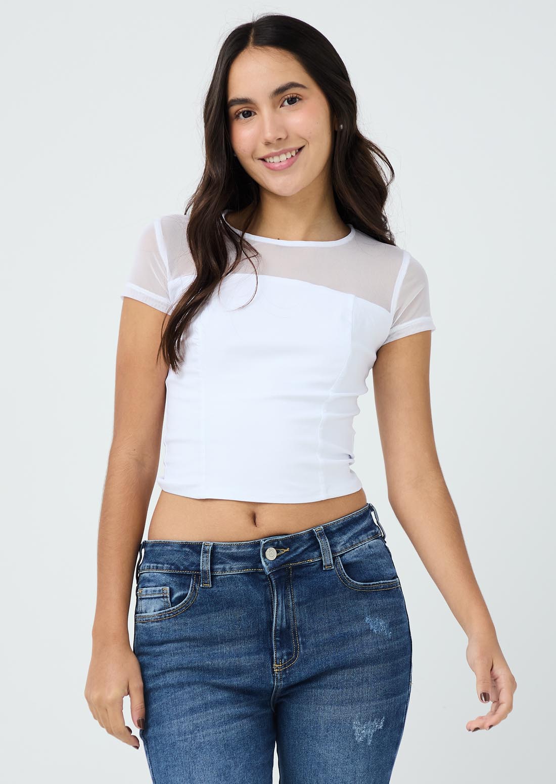 Blusa blanca con piezas en malla para jóvenes