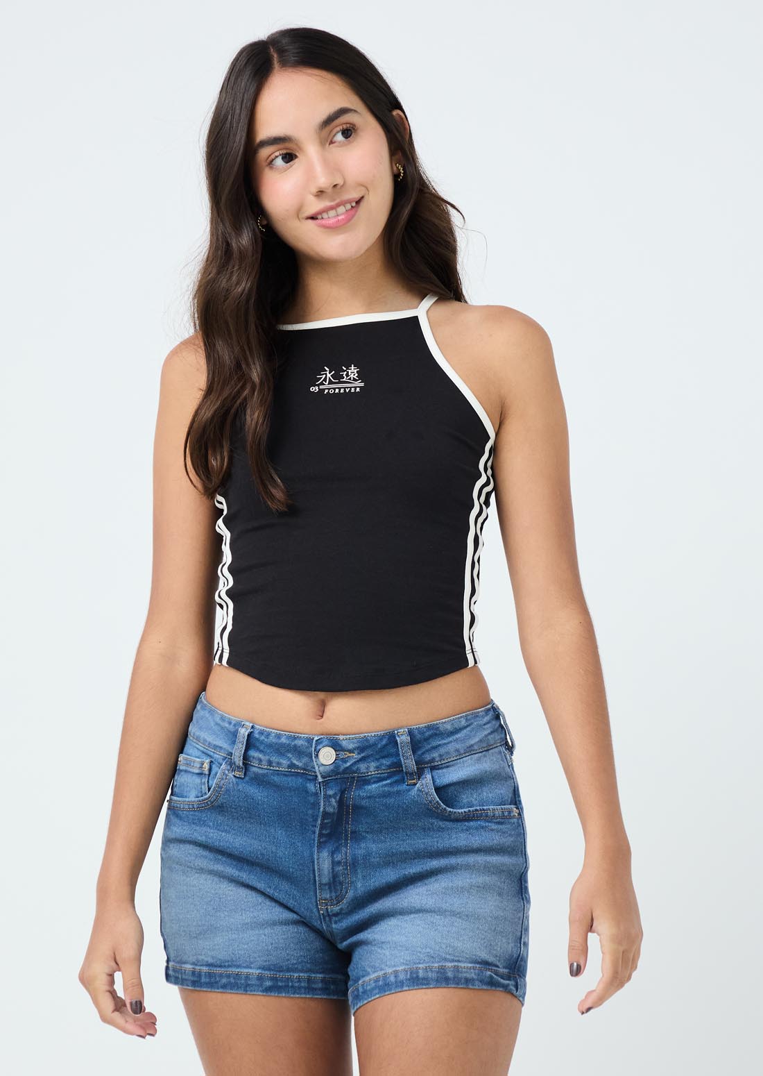 Camiseta negra con sesgos en contraste para jóvenes