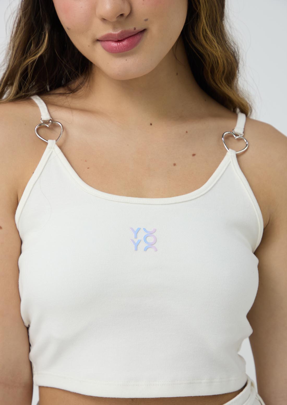 Camiseta marfil con herraje de corazón para jóvenes