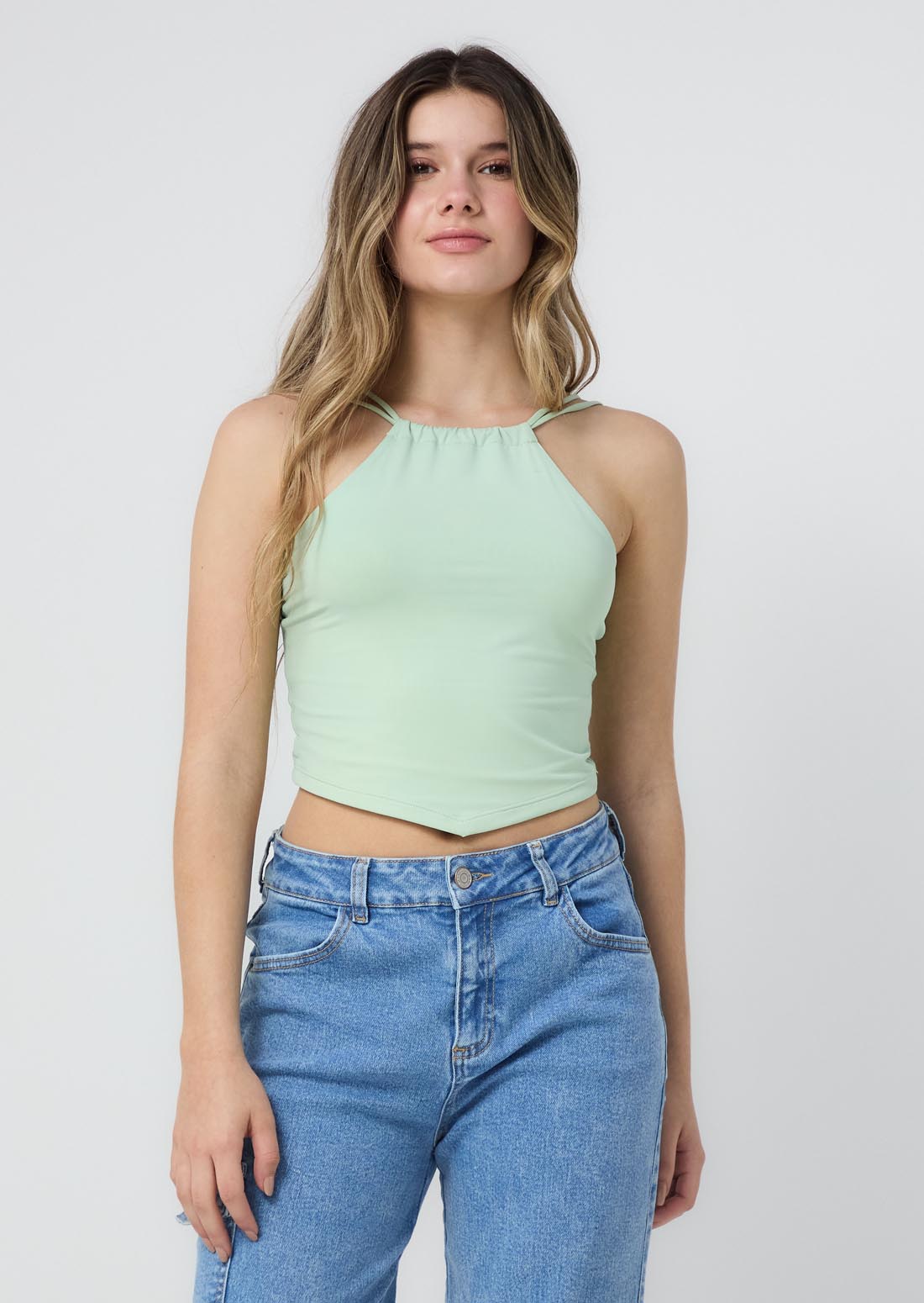 Camiseta menta con punta en frente para jóvenes