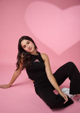 Camiseta negra estampada en frente para jóvenes