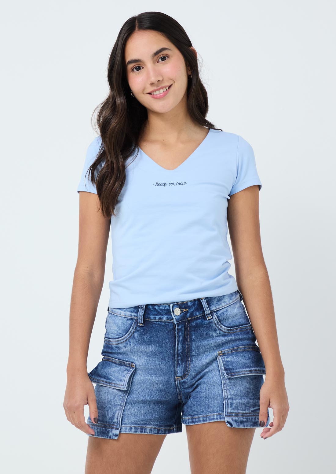 Camiseta azul claro escote en V para jóvenes