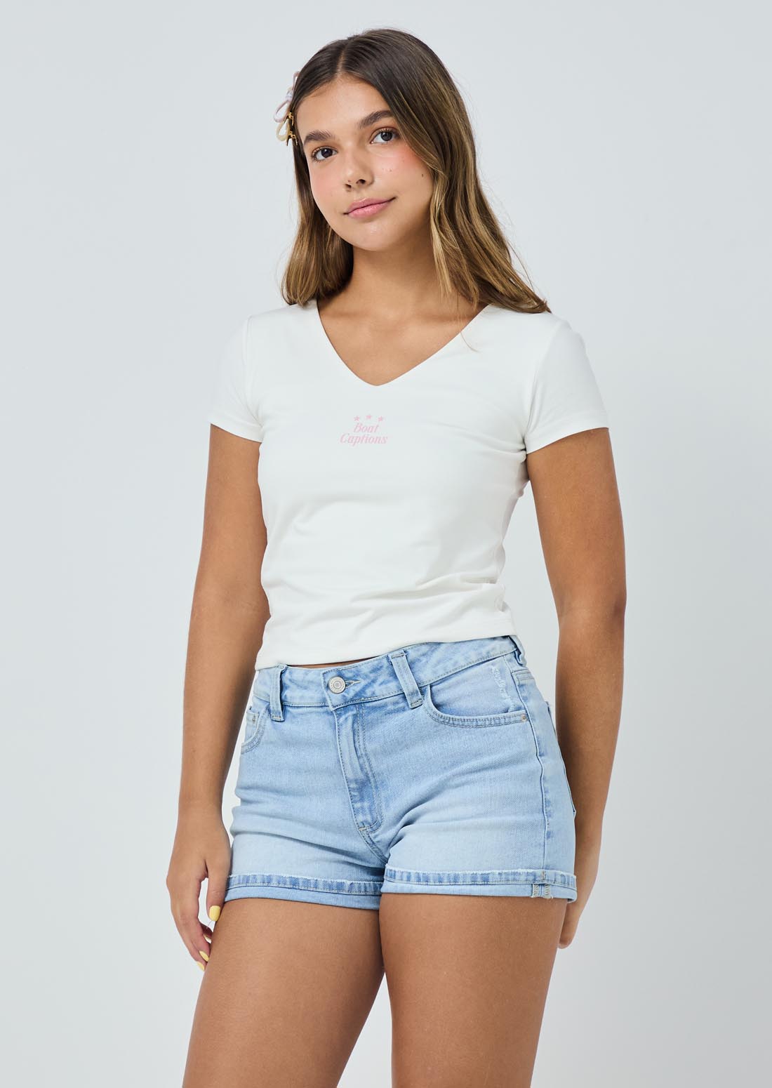 Camiseta marfil escote en V para jóvenes