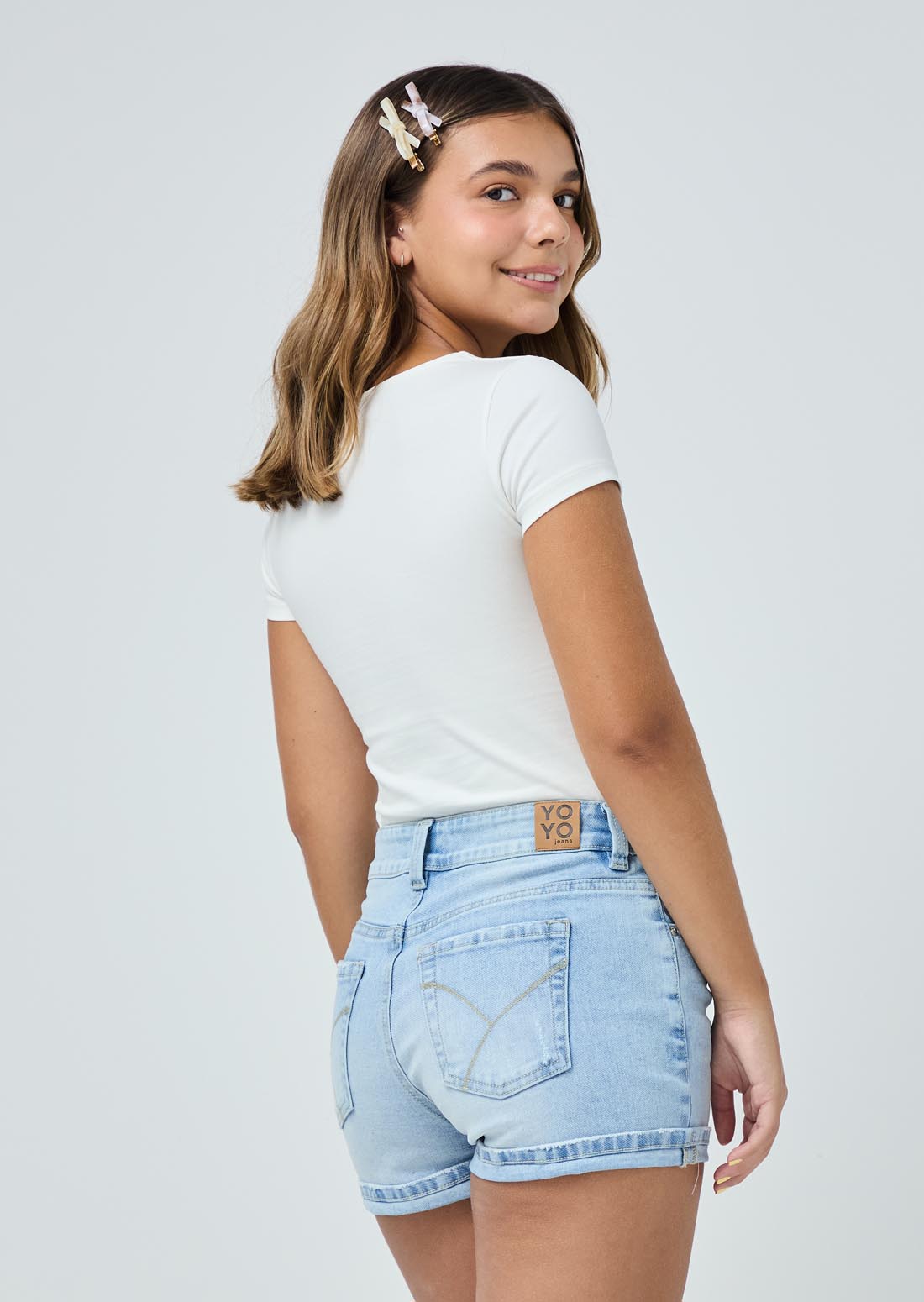 Camiseta marfil escote en V para jóvenes