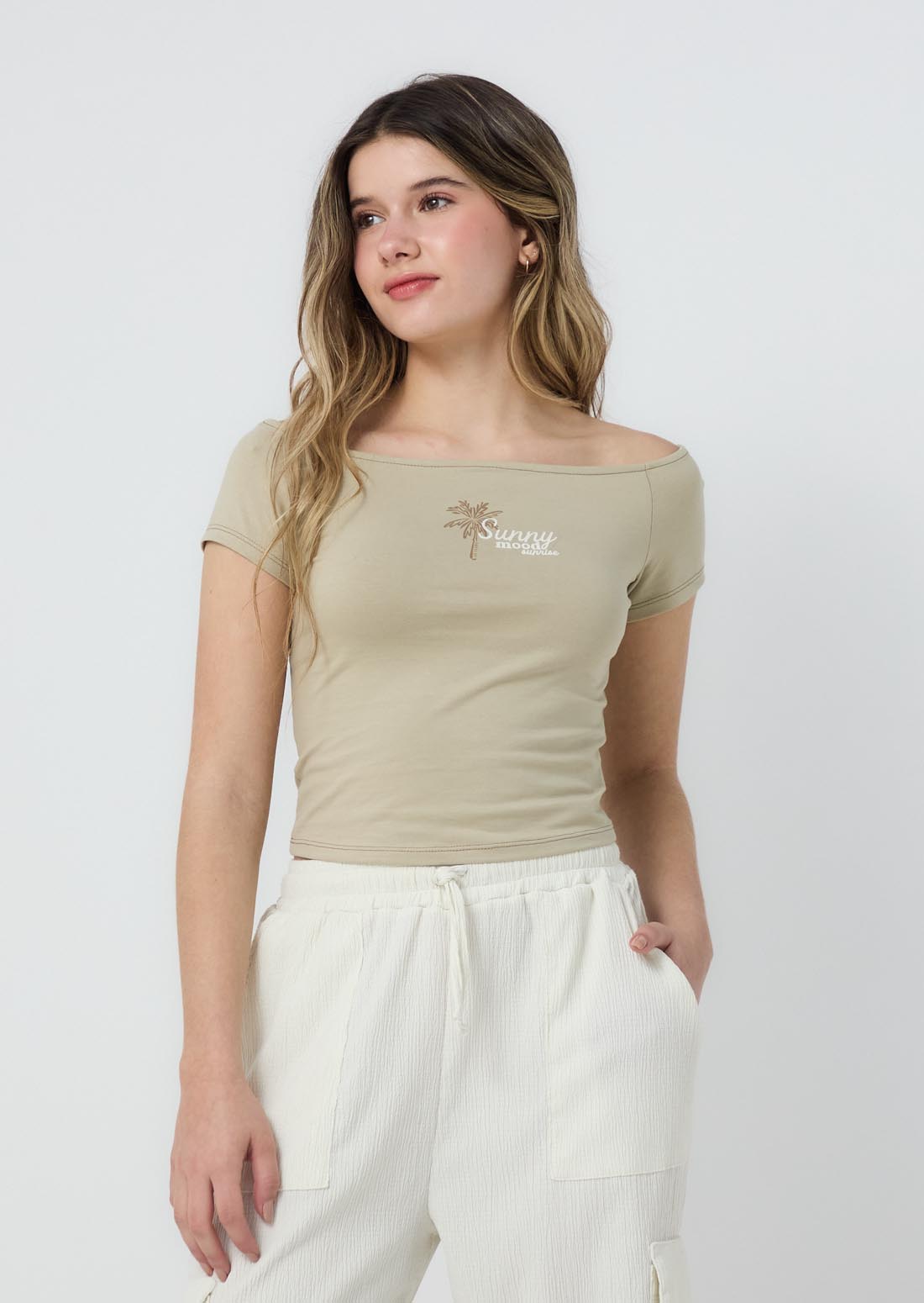 Camiseta pistacho con escote bandeja para jóvenes