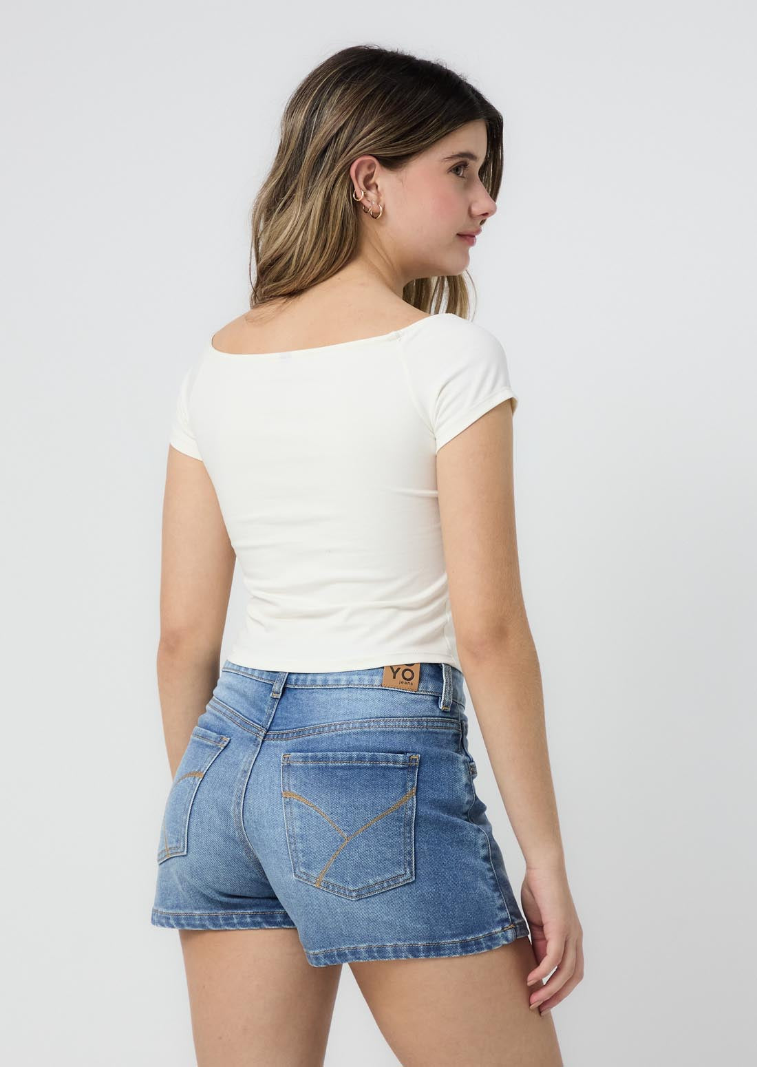 Camiseta vainilla con escote bandeja para jóvenes