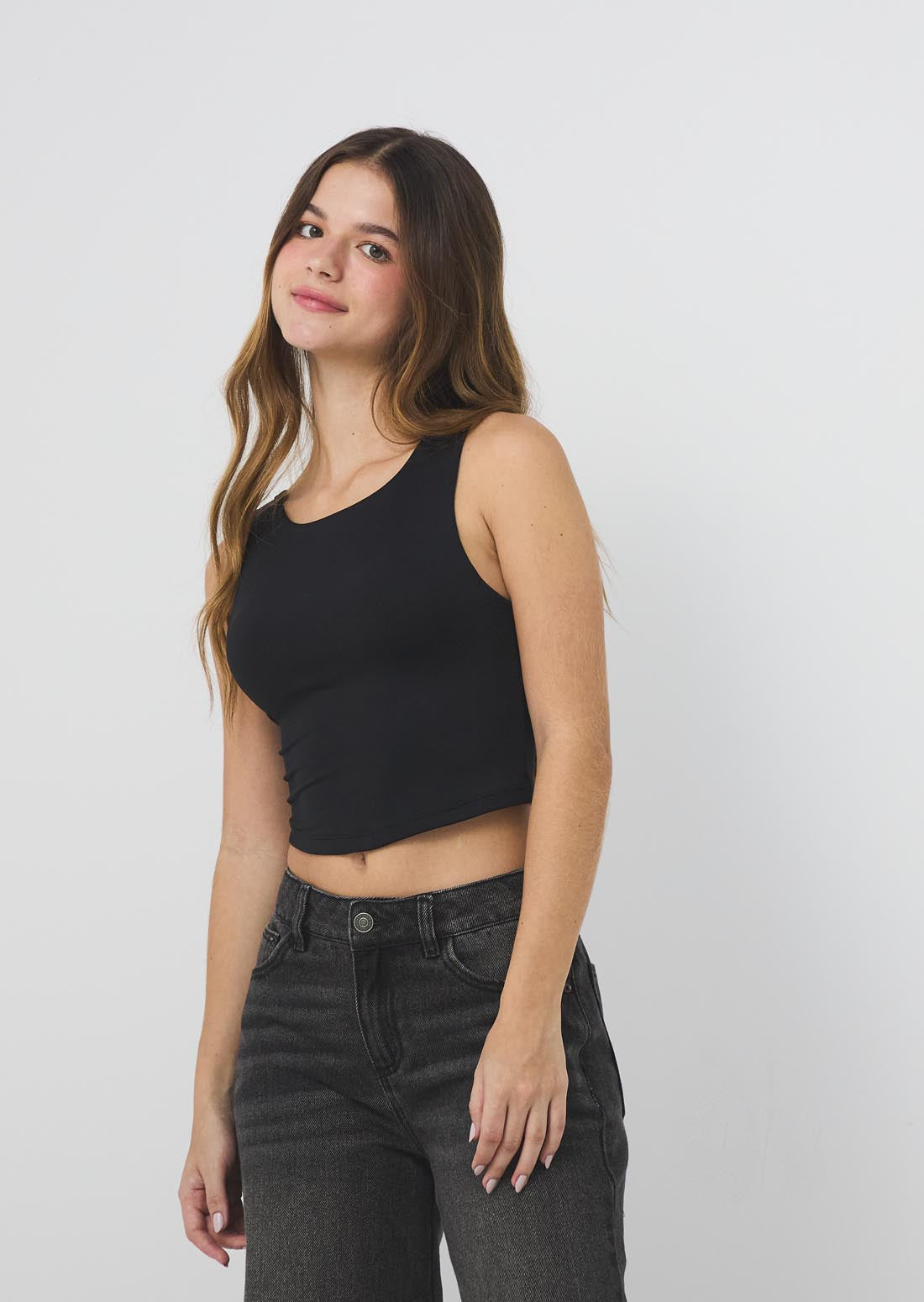 Camiseta negra con escote en espalda para jóvenes