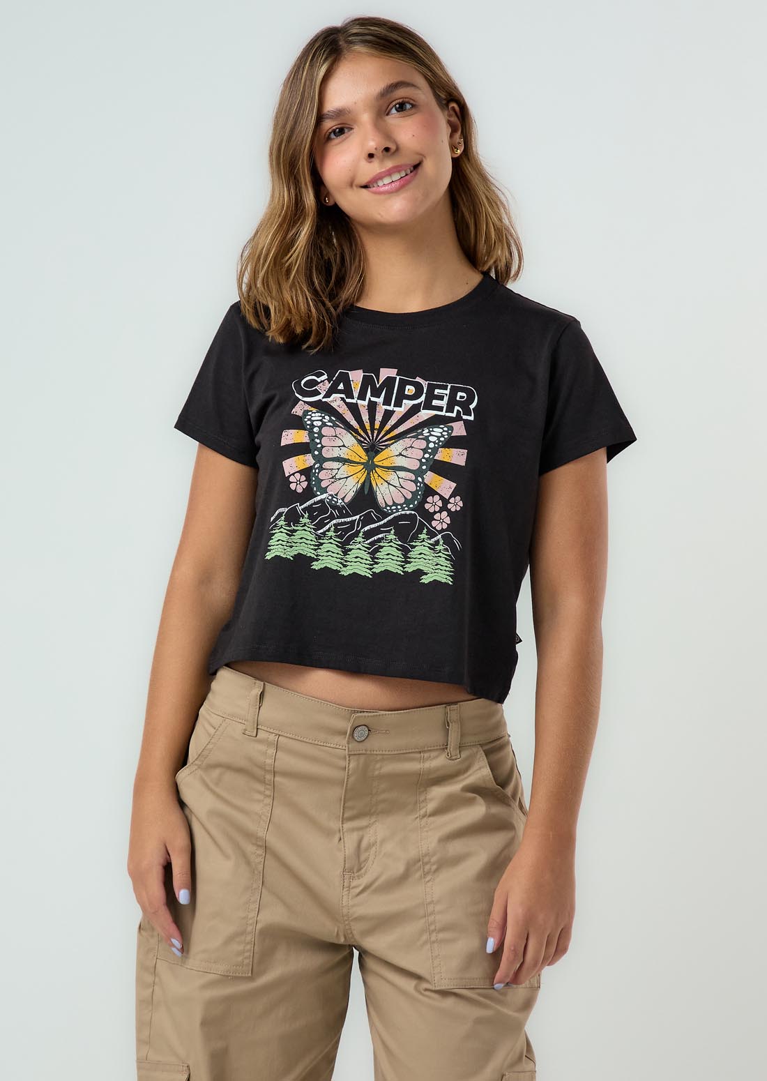 Camiseta negra estampada en frente para jóvenes