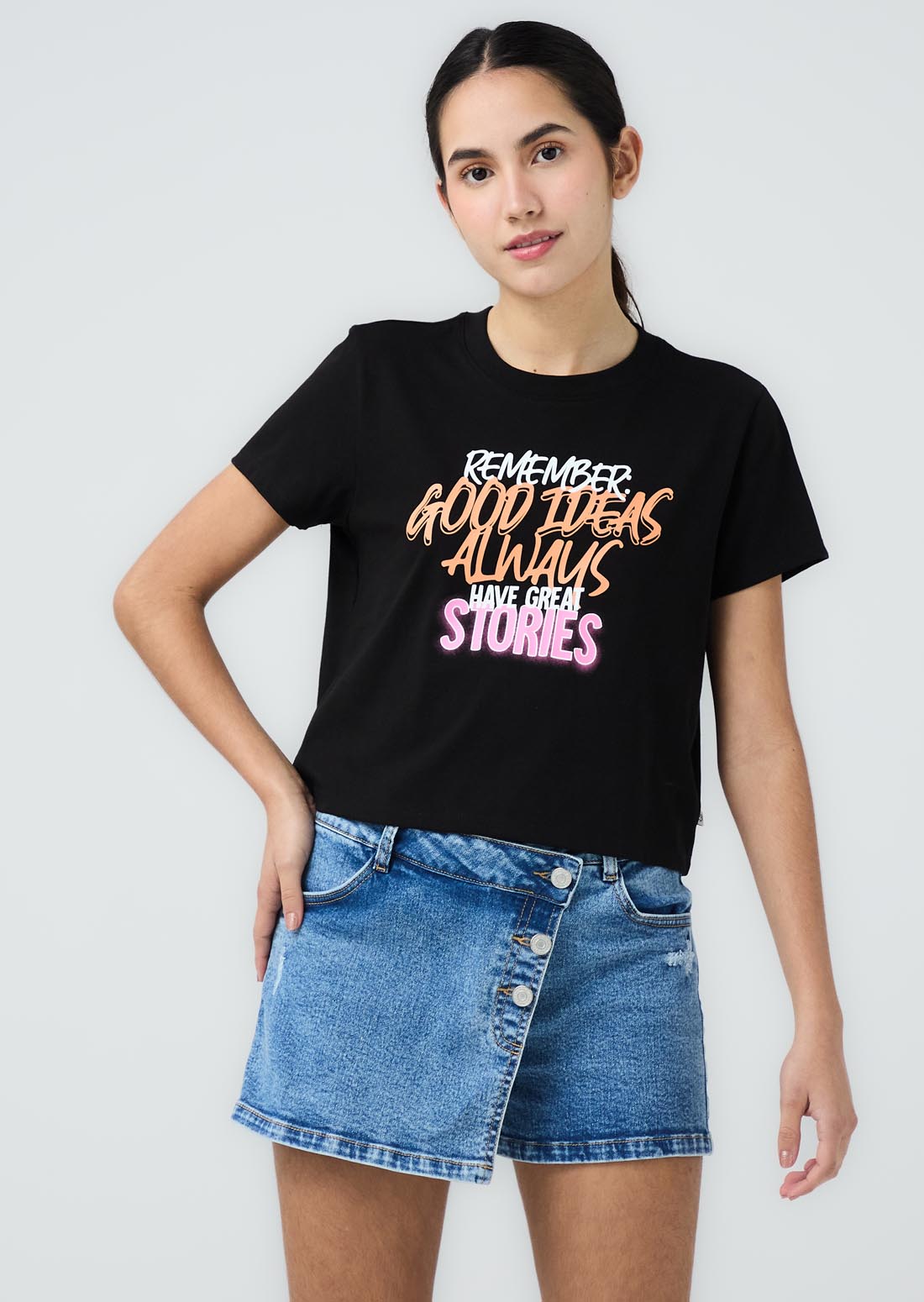 Camiseta negra estampada en frente para jóvenes