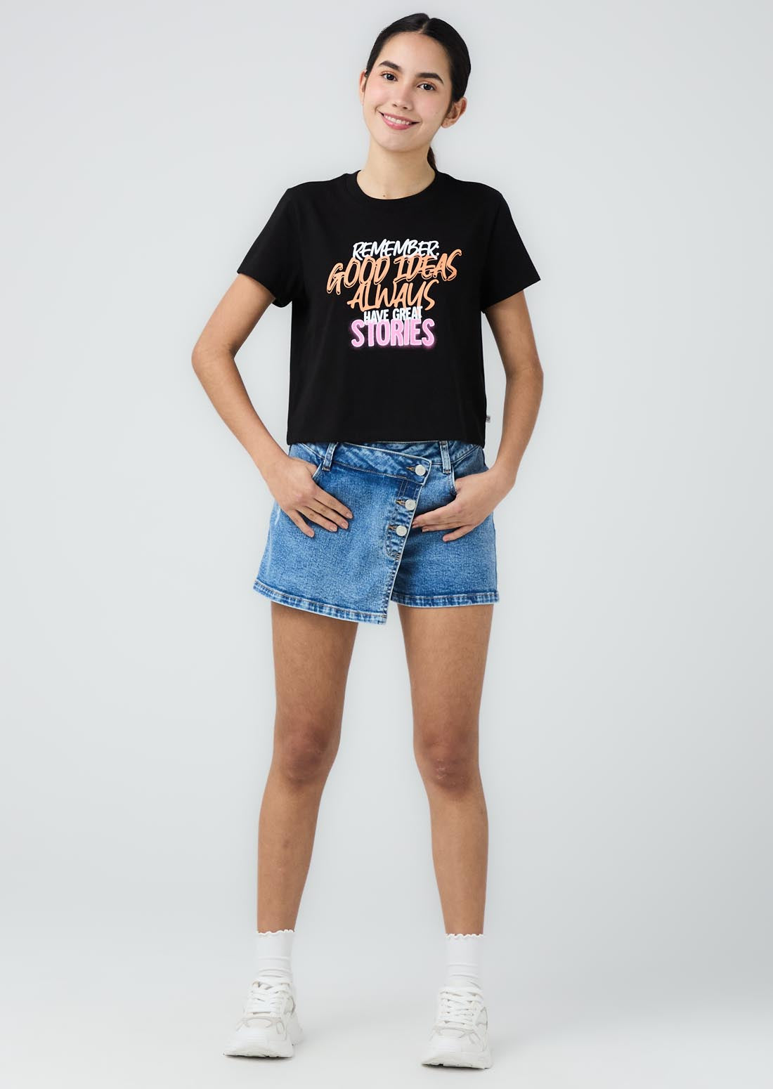 Camiseta negra estampada en frente para jóvenes