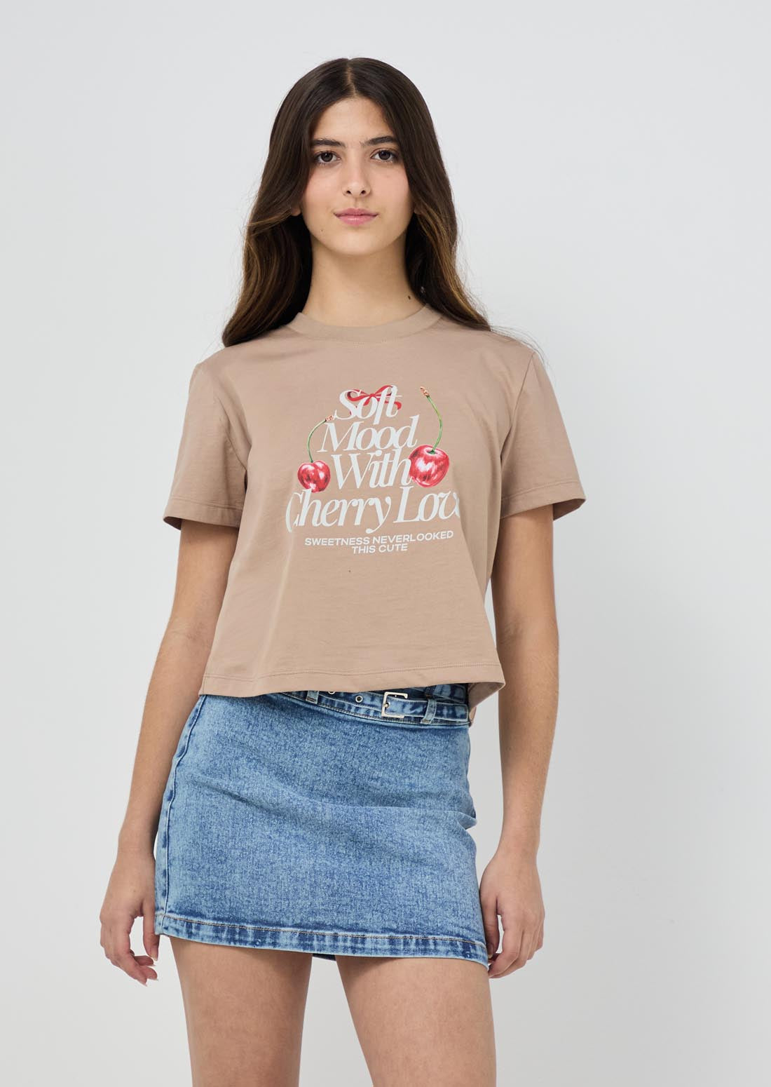Camiseta taupe con estampado en frente para jóvenes