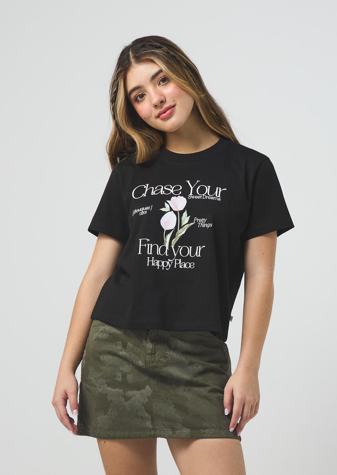 Camiseta negra estampada en frente para jóvenes