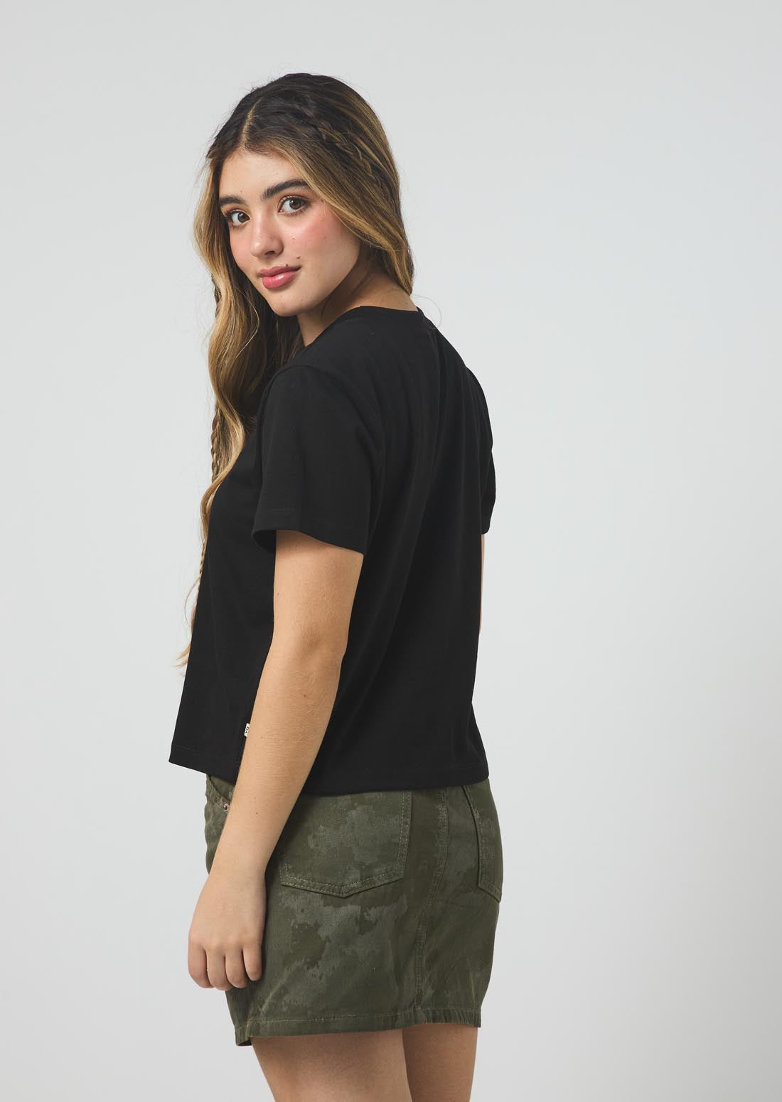 Camiseta negra estampada en frente para jóvenes