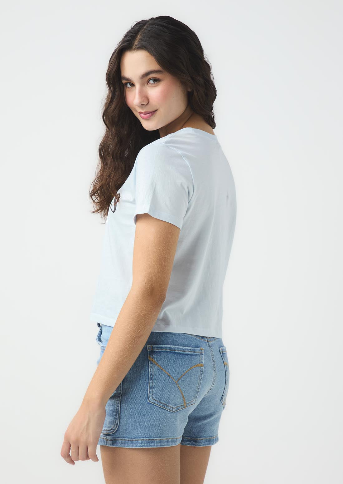 Camiseta azul claro con estampado en frente para jóvenes