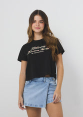 Camiseta negra con estampado en frente para jóvenes