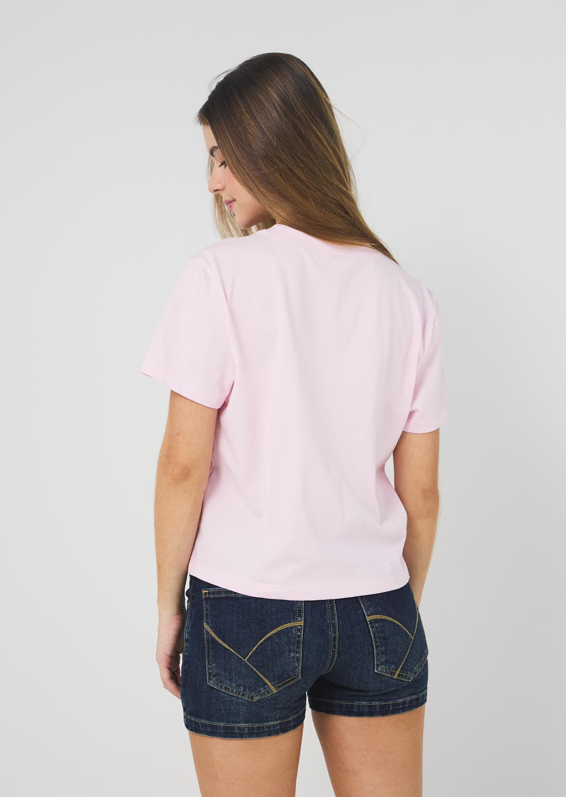 Camiseta rosa medio  con estampado en frente para jóvenes