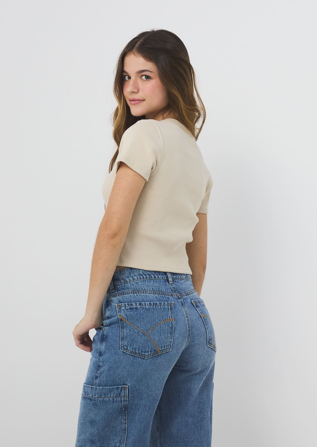 Camiseta arena con escote en V para jóvenes