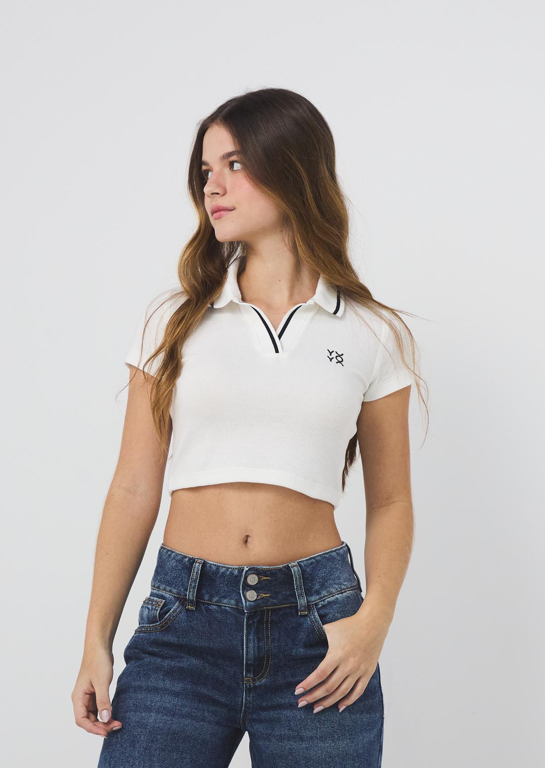 Camiseta marfil tipo polo para jóvenes