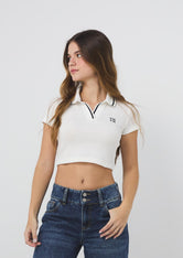 Camiseta marfil tipo polo para jóvenes