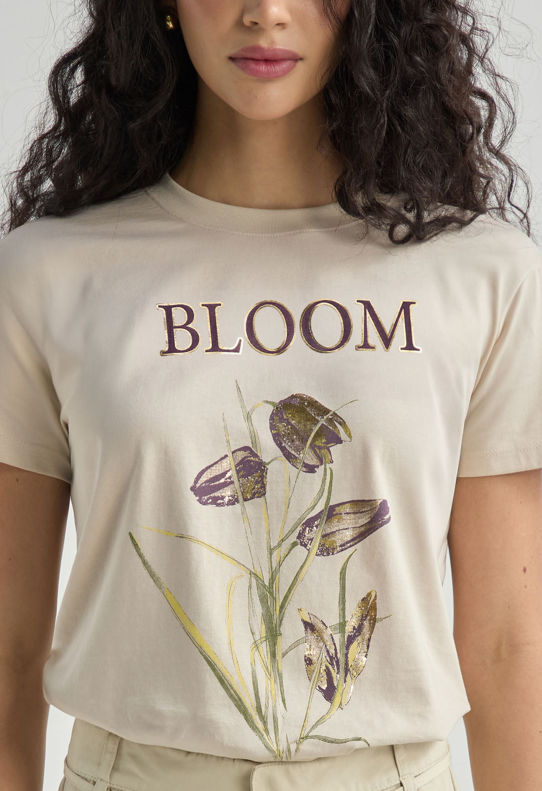 Camiseta arena estampada en frente grande para mujer