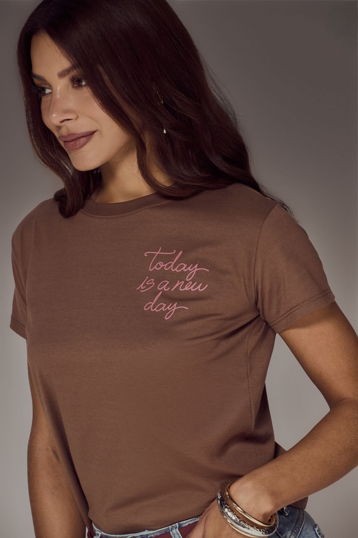 Camiseta café oscuro y frente estampado para mujer