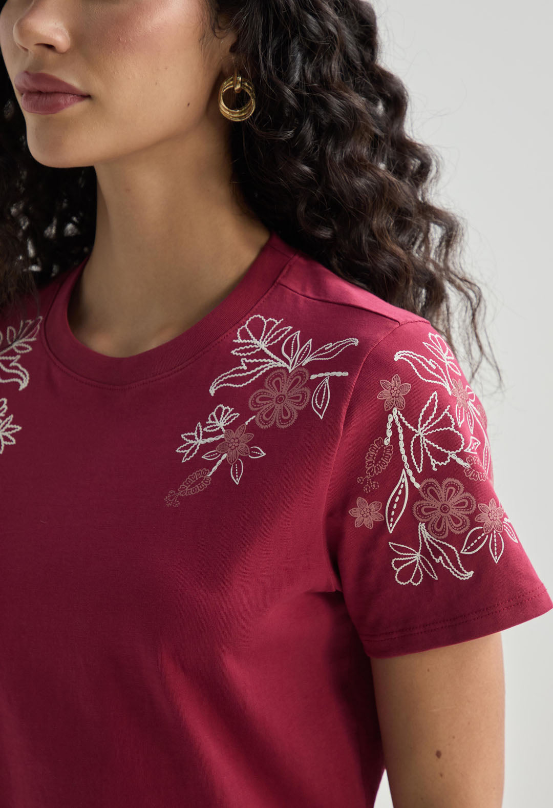 Camiseta vino tinto estampada en hombros para mujer