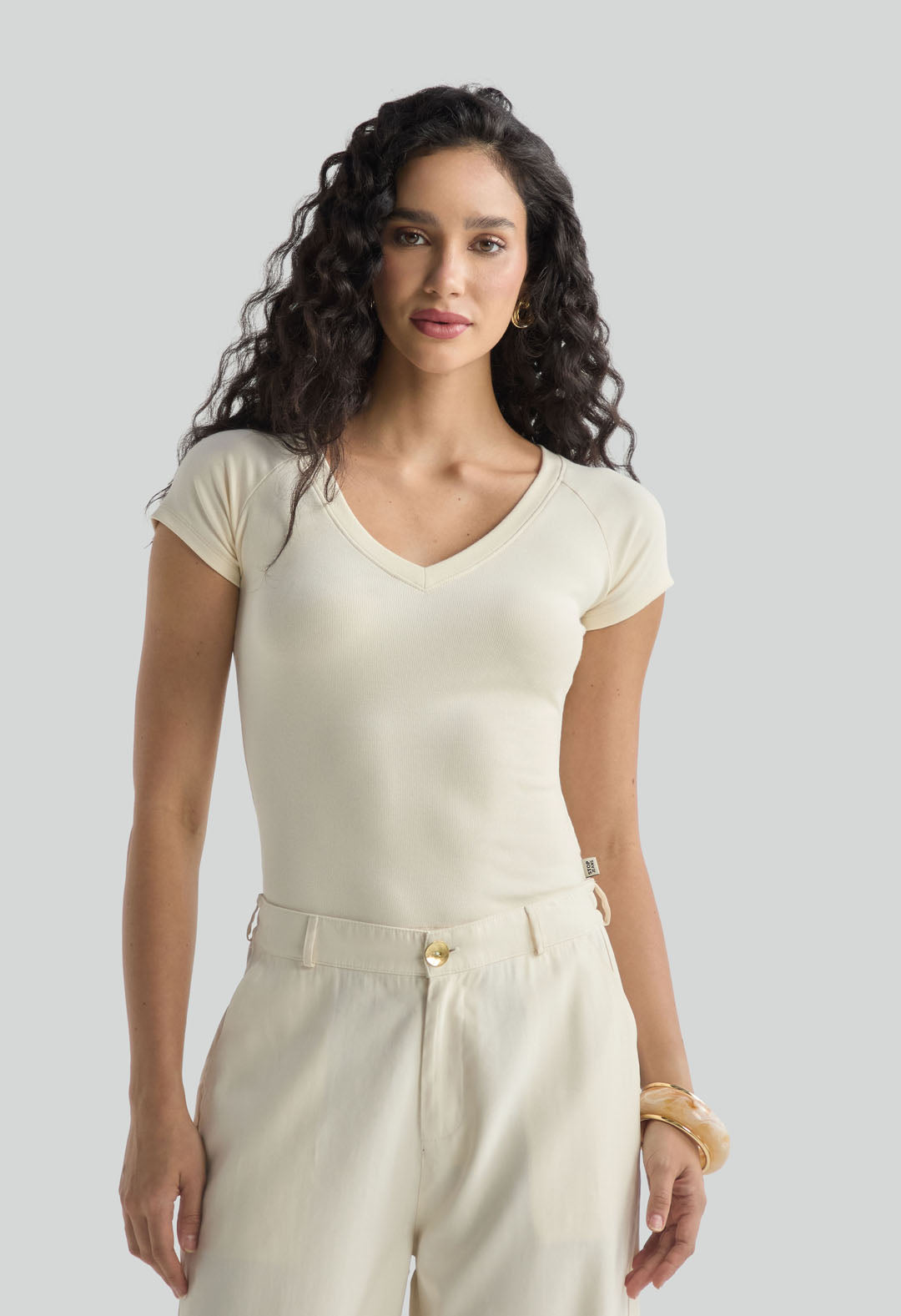 Camiseta marfil con cuello en V para mujer