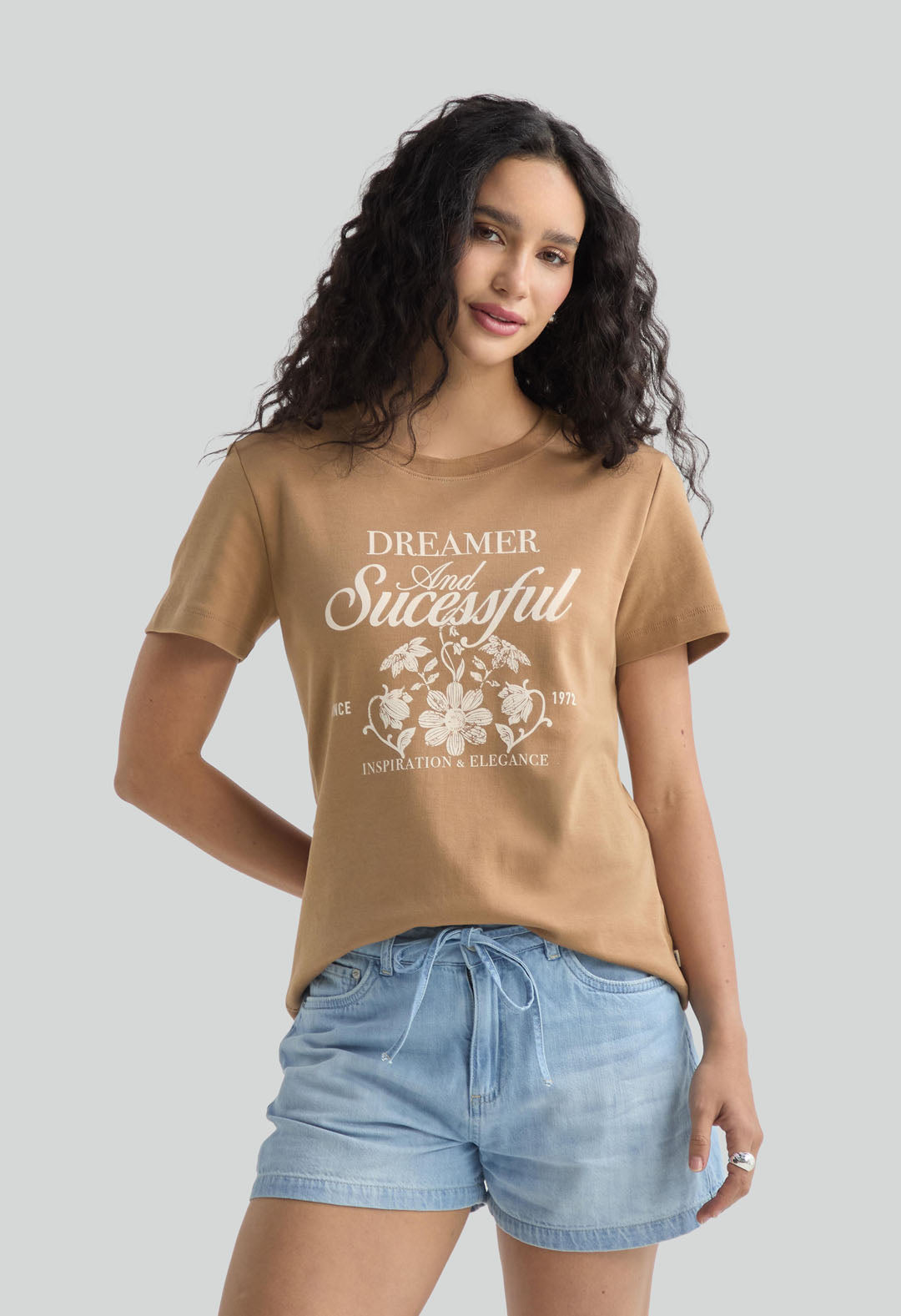Camiseta camel estampada en frente para mujer