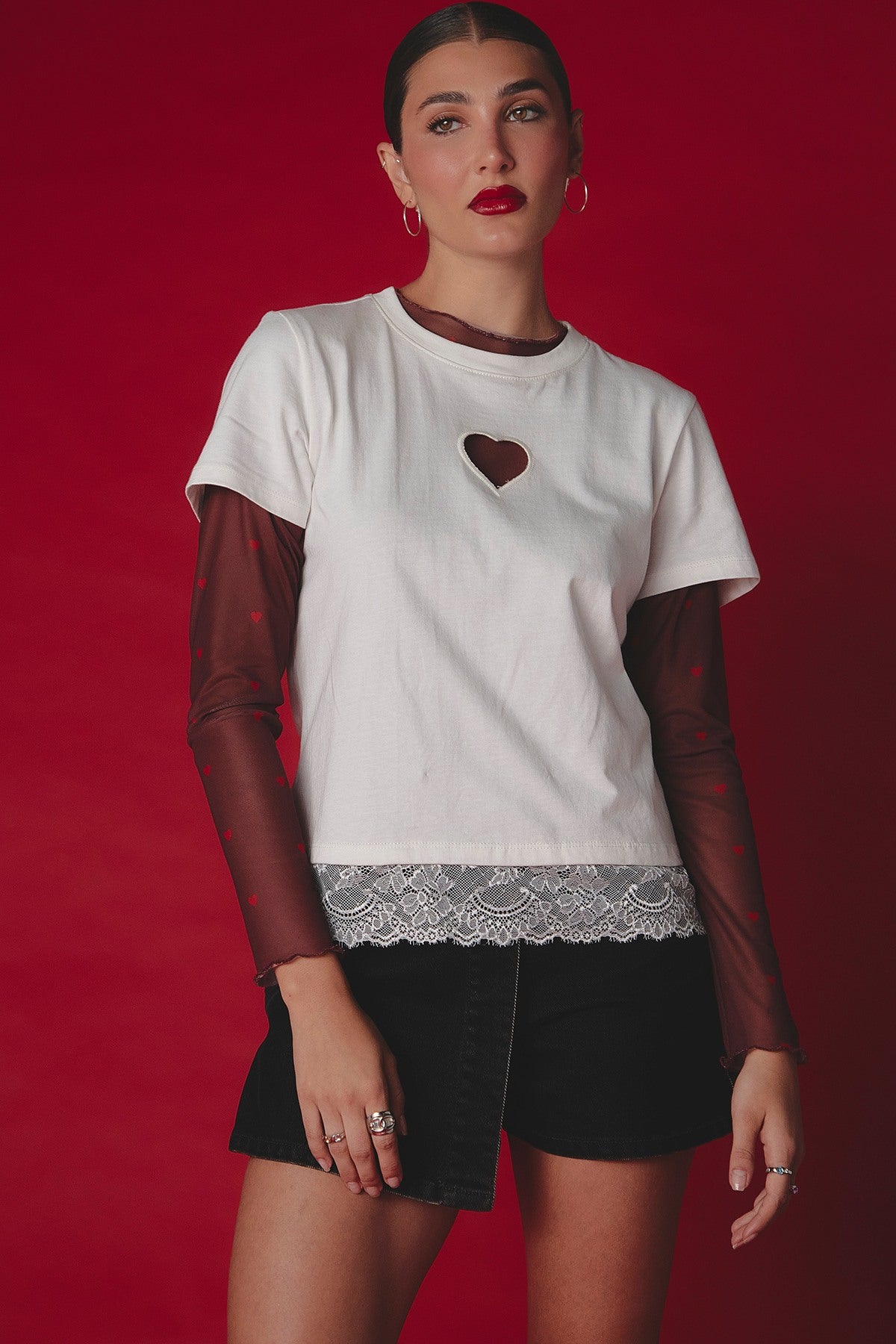 Camiseta marfil con ruedo en encaje para mujer
