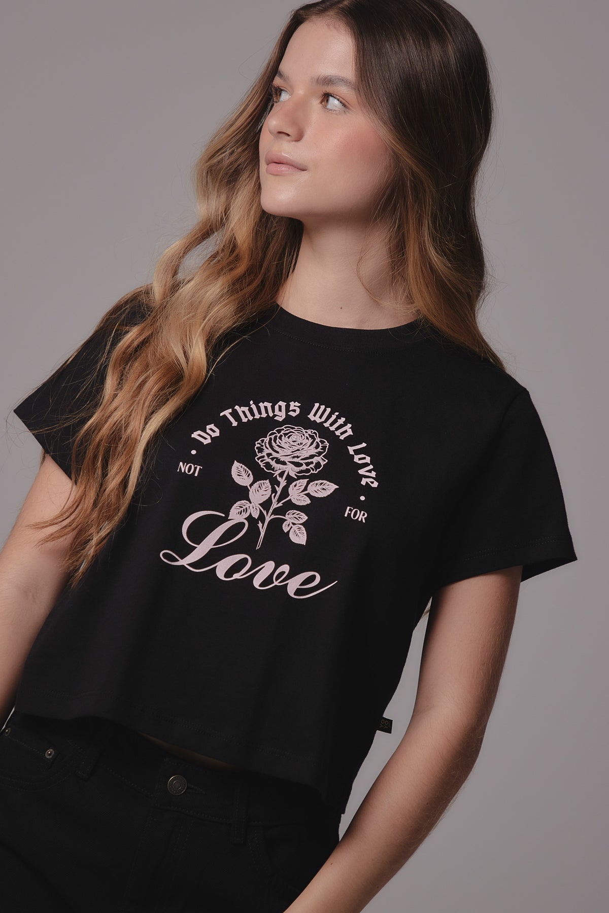 Camiseta negra con cuello redondo para jóvenes