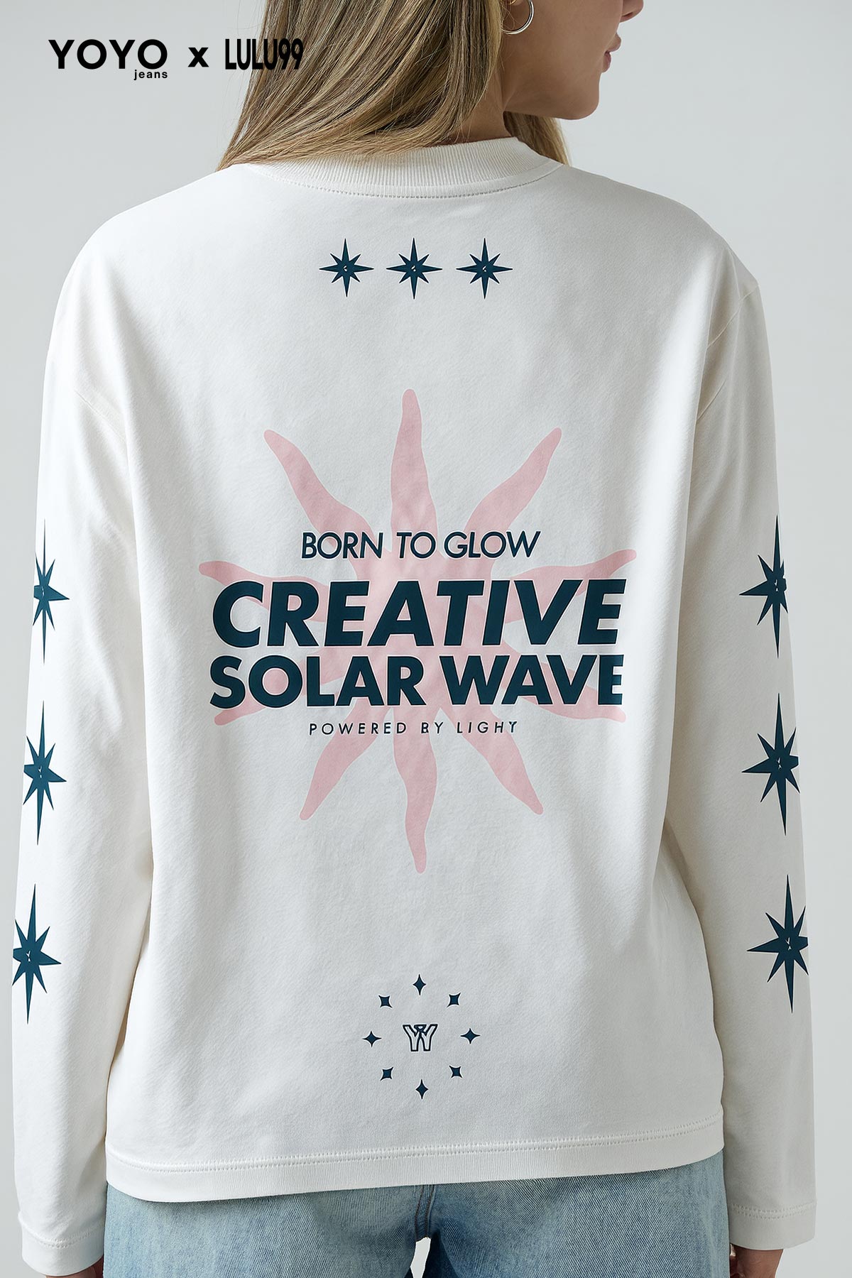 Camiseta marfil con estampado en mangas para jóvenes