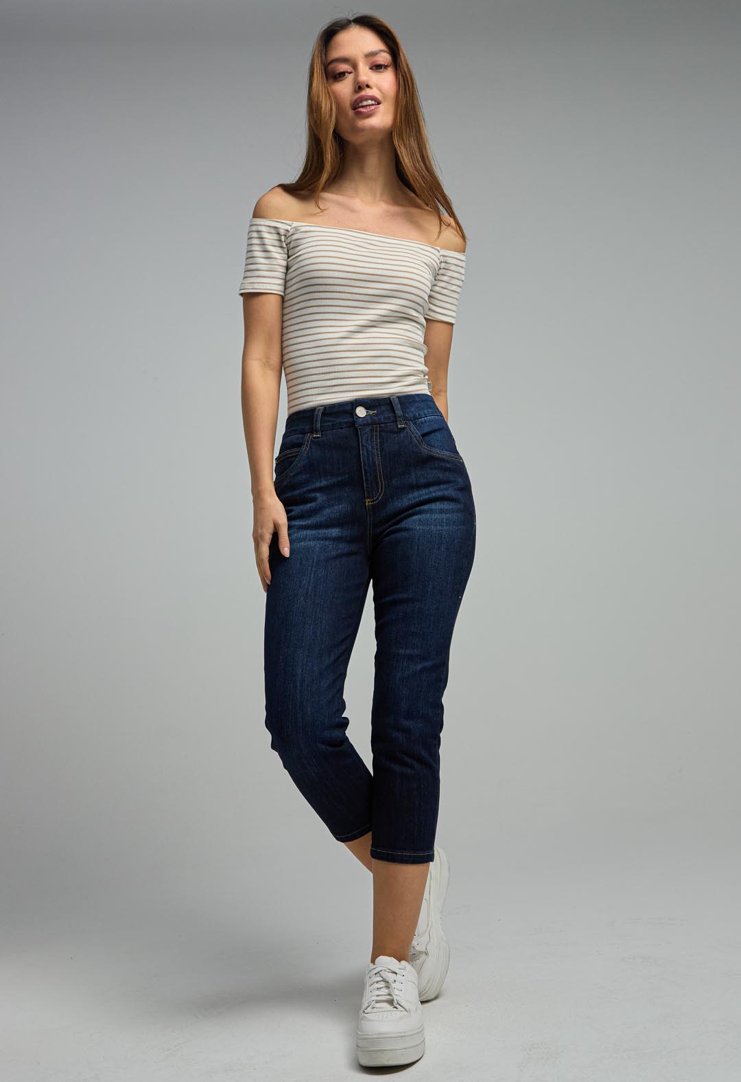 Jean capri oscuro con bolsillos para mujeres