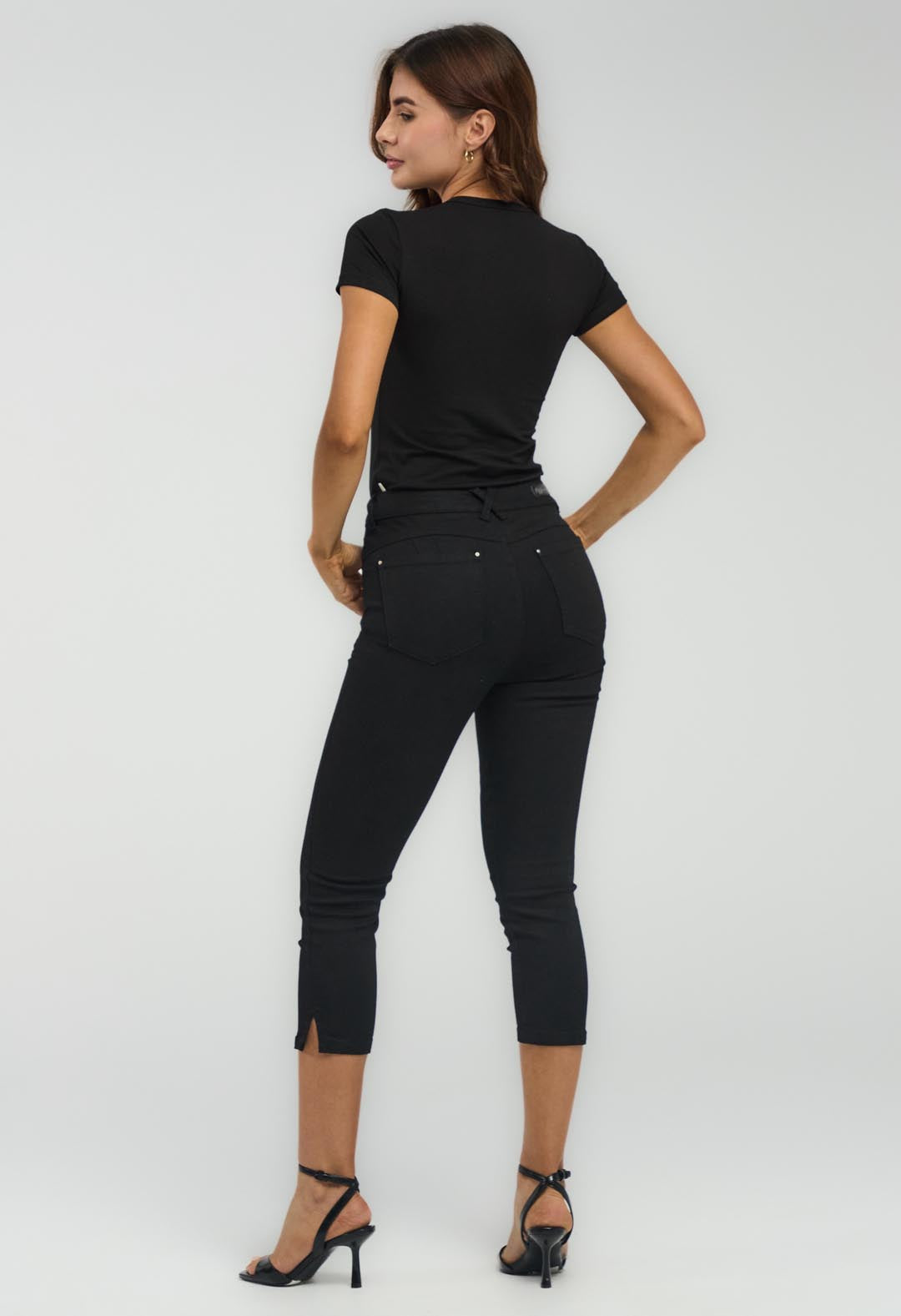 Jean capri negro abertura en bota para mujeres