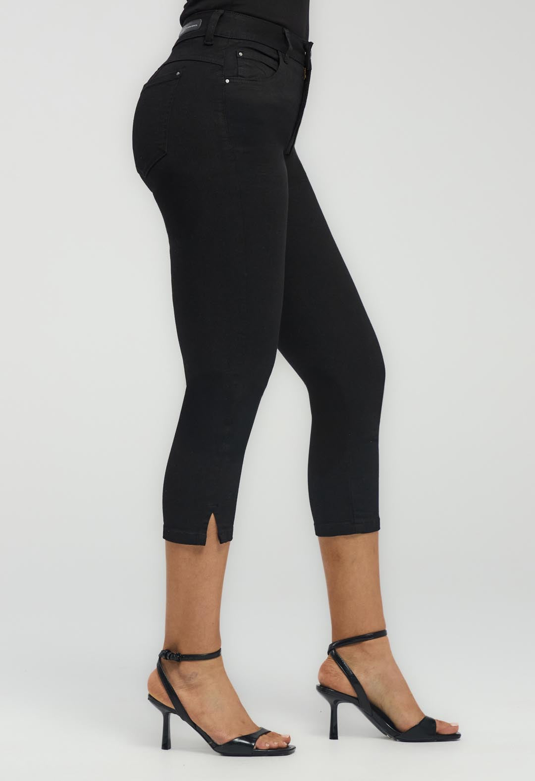 Jean capri negro abertura en bota para mujeres