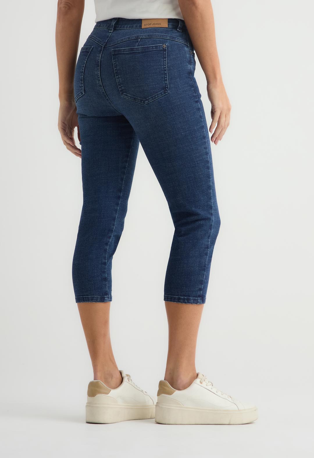 Jean capri oscuro con detalle en bolsillo para mujer