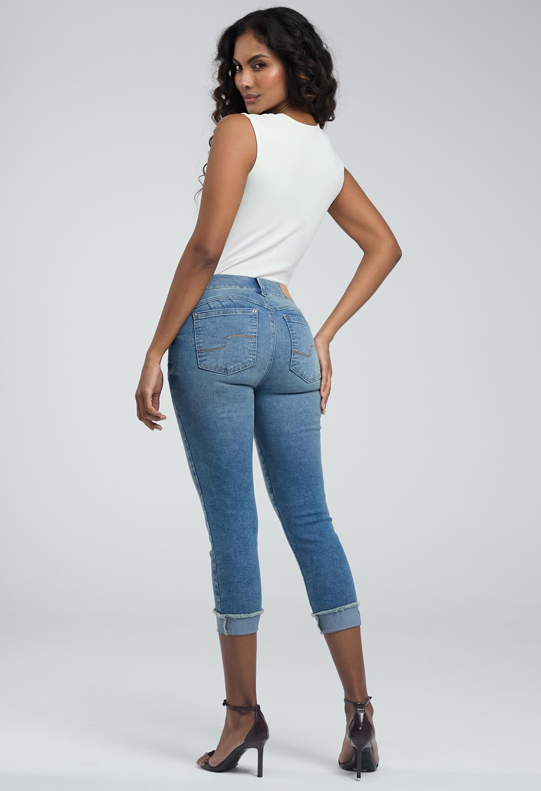 Jean capri medio con bota tubo para mujeres