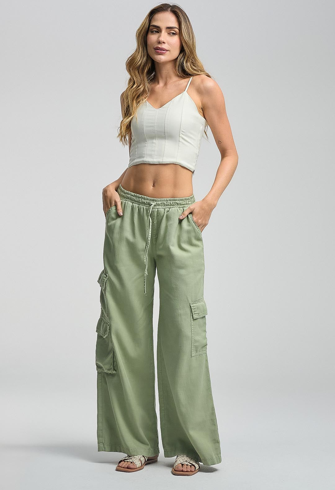 Pantalón cargo eucalipto tiro medio para mujeres