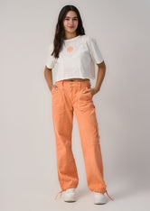 Pantalón cargo naranja con ajuste en bota para jóvenes