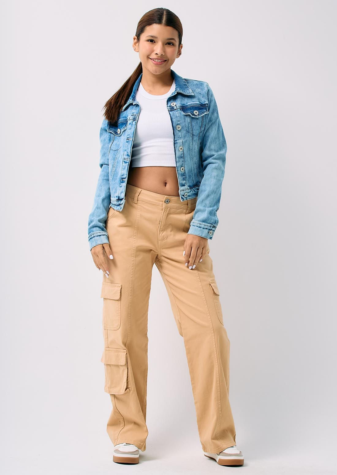 Pantalón cargo arena con bolsillos para jóvenes