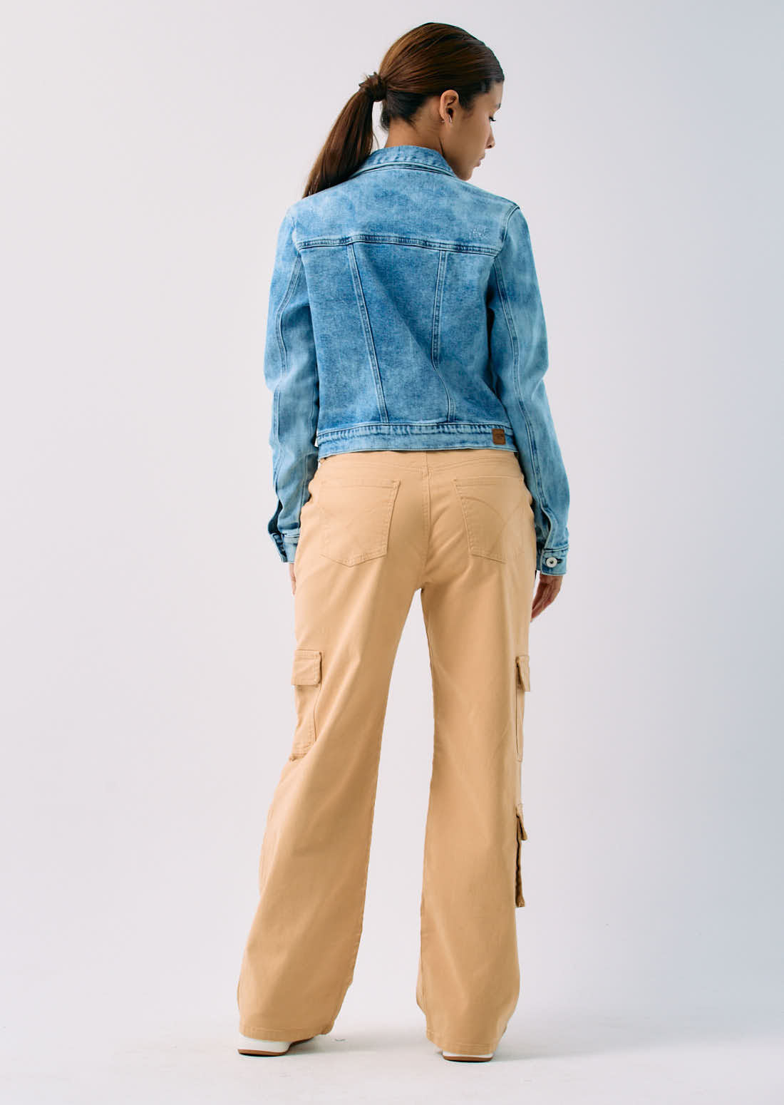 Pantalón cargo arena con bolsillos para jóvenes